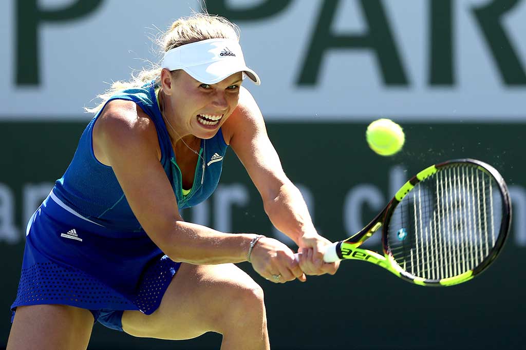 Wozniacki  berusaha mengembalikan bola ke arah Mladenovic.