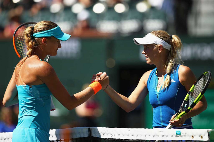 Mladenovic mendapat ucapan selamat dari Wozniacki.