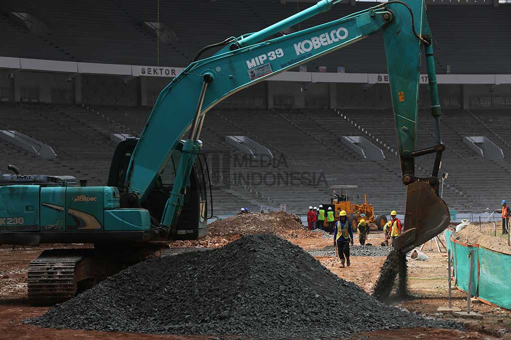 Pekerja menyelesaikan proyek renovasi Stadion Utama Gelora Bung Karno (SUGBK).