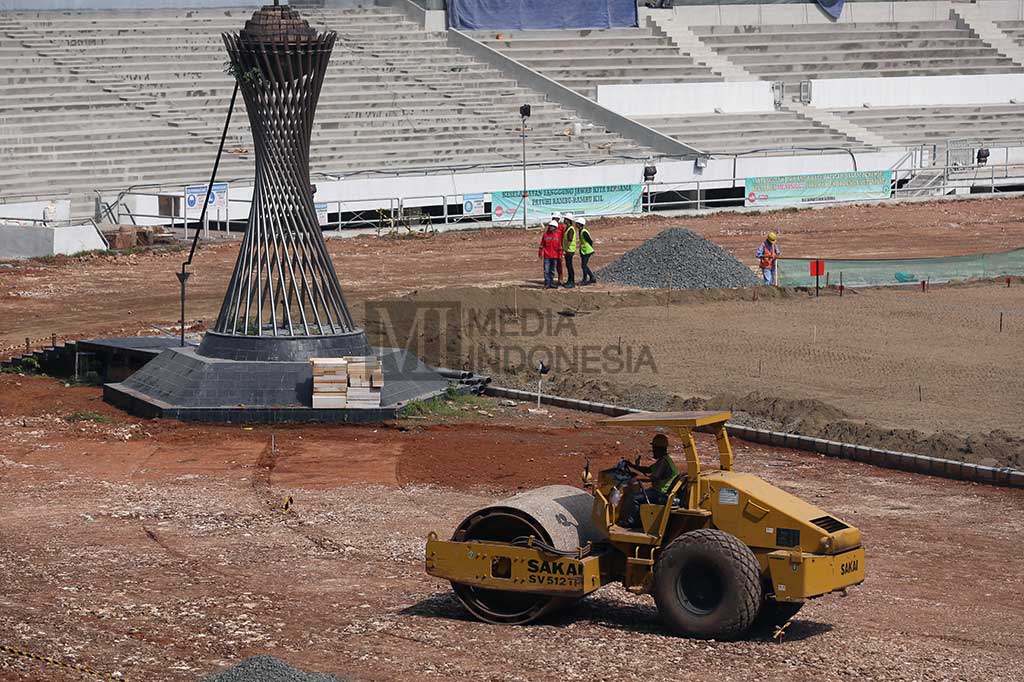 Pekerja menyelesaikan proyek renovasi Stadion Utama Gelora Bung Karno (SUGBK).