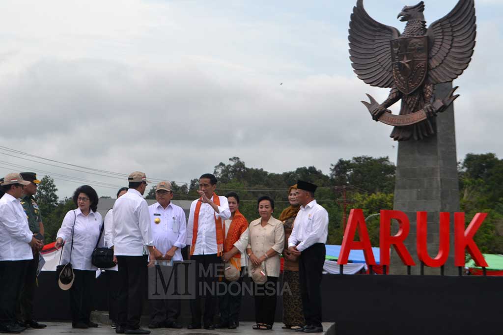 PLBN Aruk merupakan satu dari tiga titik PLBN Terpadu di Kalbar selain PLBN Entikong di Kabupaten Sanggau dan PLBN Nanga Badau di Kabupaten Kapuas Hulu yang menjadi titik perbatasan antara Indonesia dan Malaysia.