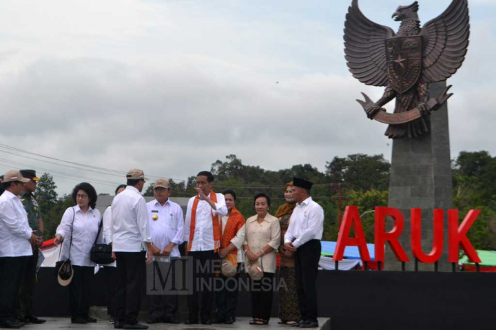 PLBN Aruk merupakan satu dari tiga titik PLBN Terpadu di Kalbar selain PLBN Entikong di Kabupaten Sanggau dan PLBN Nanga Badau di Kabupaten Kapuas Hulu yang menjadi titik perbatasan antara Indonesia dan Malaysia.
