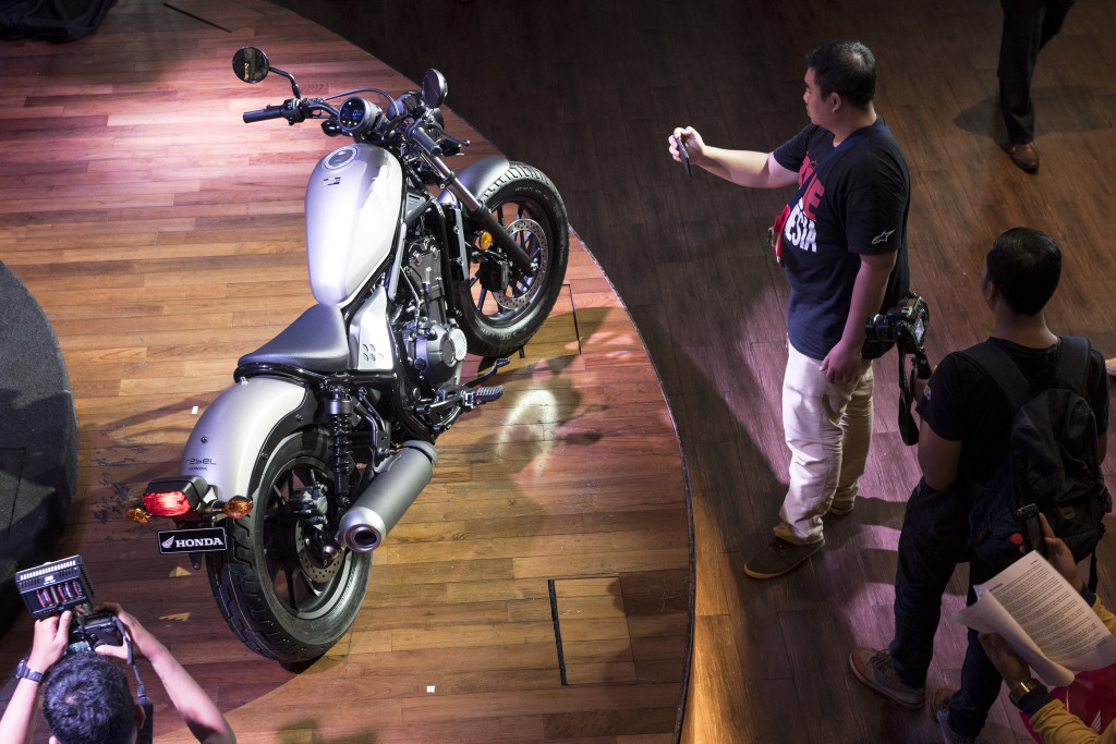 Paling mencolok desainnya yang memadukan gaya retro dengan sentuhan modern. Penjelajah ini hanya menyediakan satu sadel, tidak bisa berboncengan dengan pasangan. 