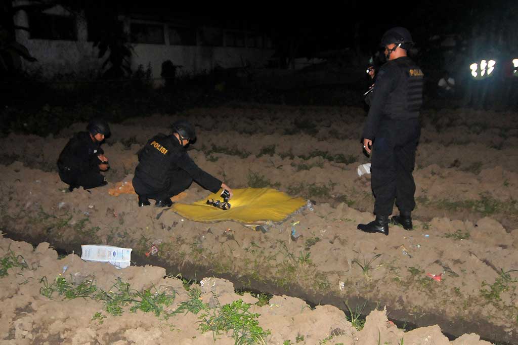 Anggota Tim Gegana Brimob Polda Jateng mengamankan granatyang ditemukan warga di areal persawahan Desa Slawi Wetan, Tegal.