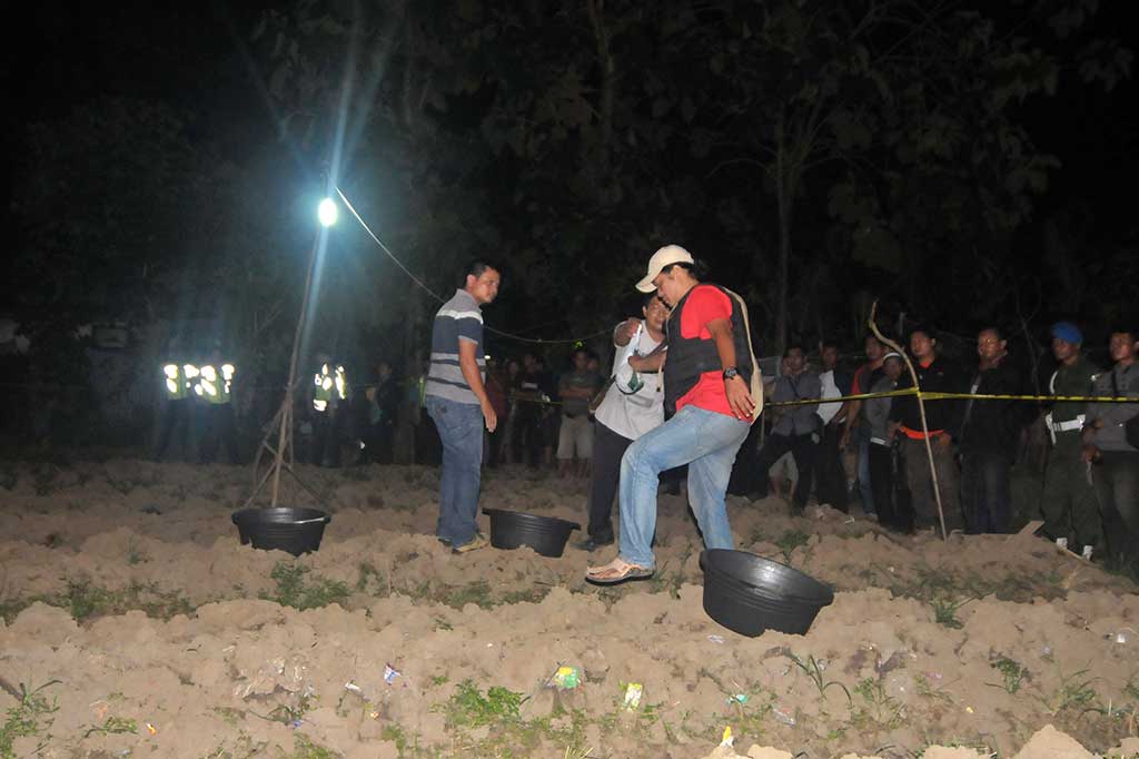 Anggota Tim Gegana Brimob Polda Jateng melakukan pemeriksaan di areal ditemukannya granat nanas.