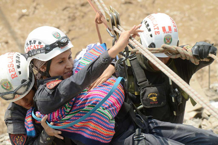 Petugas dengan penuh kehati-hatian mengevakuasi seorang bayi untuk dibawa ke tempat yang lebih aman dan terhindar dari banjir.
