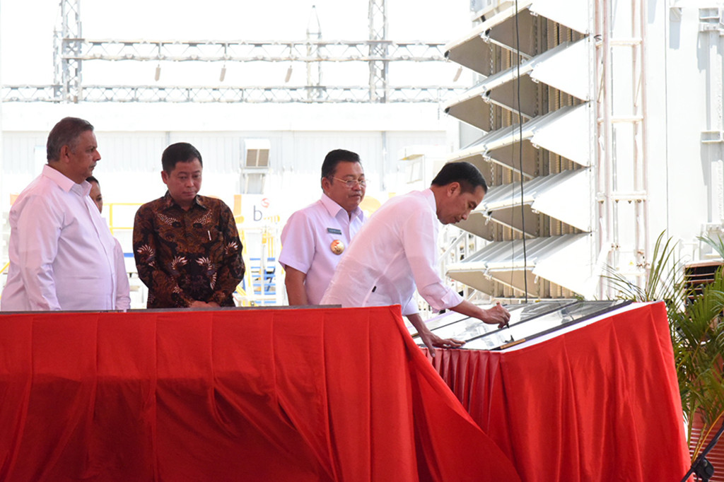 Presiden Joko Widodo (kanan), didampingi Menteri ESDM Ignasius Jonan (ketiga kanan), Gubernur Kalbar Cornelis (kedua kanan) dan Direktur Utama PLN, Sofyan Basir menandatangani prasasti peresmian 8 PLTG MPP di Desa Jungkat, Kecamatan Siantan, Kabupaten Mempawah,  Kalimantan Barat.