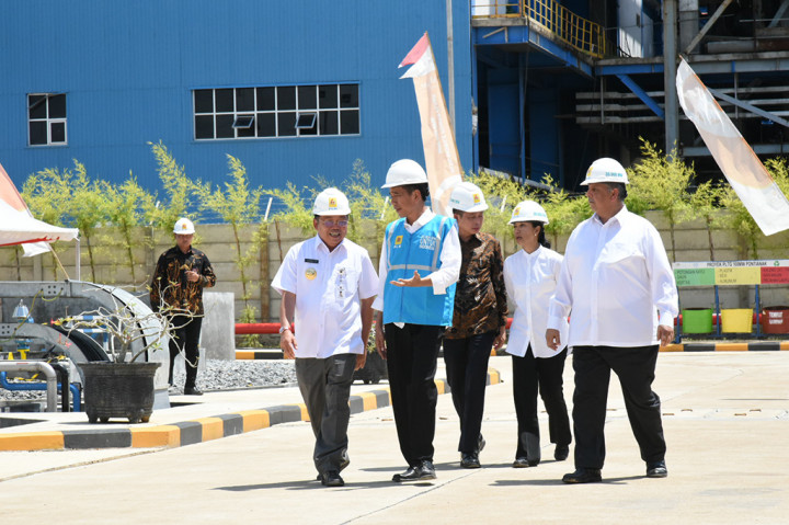 Presiden Jokowi meninjau lokasi Mobile Power Plant 4 x 25 MW di Desa Jungkat, Kecamatan Siantan, Kabupaten Mempawah, Kalimantan Barat.