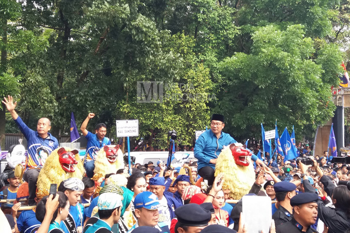 Ridwan Kamil diarak dengan Sisingaan saat ke lokasi acara deklarasi dukungan Partai Nasdem untuk maju pada Pemilihan Umum Gubernur Jawa Barat 2018 di Monumen Bandung Lautan Api, Lapangan Tegalega Bandung.