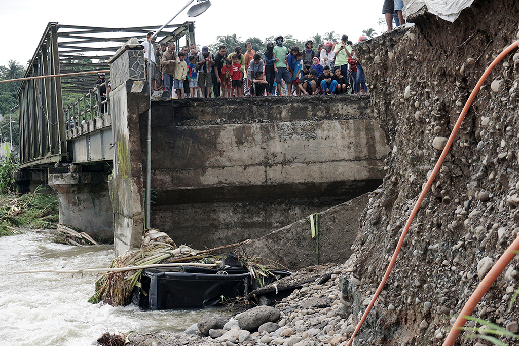 Ambruknya oprit jembatan itu diduga akibat terjangan arus sungai yang kencang. Sebelum oprit jembatan roboh, hujan mengguyur wilayah itu dan aliran sungai Klawing sangat kencang.