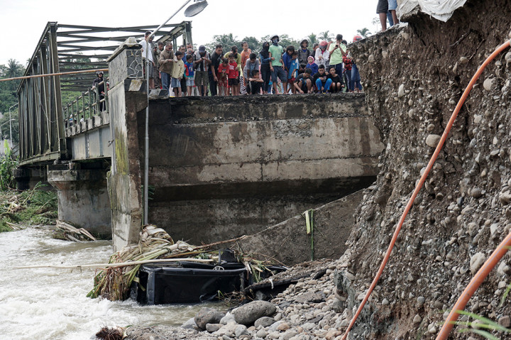 Ambruknya oprit jembatan itu diduga akibat terjangan arus sungai yang kencang. Sebelum oprit jembatan roboh, hujan mengguyur wilayah itu dan aliran sungai Klawing sangat kencang.