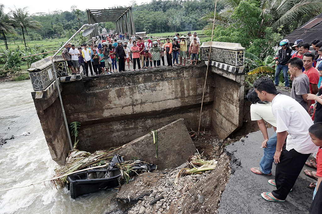 Akibat ambrolnya oprit jembatan itu, sebuah mobil Avanza terperosok masuk Sungai Klawing. Beruntung nyawa warga Desa Tunjungmulih, Kecamatan Karangmoncol itu bisa diselamatkan.