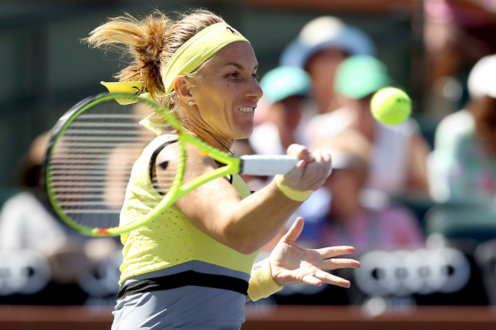 Svetlana Kuznetsova bertarung dengan sesama petenis Rusia, Elena Vesnina di laga final Indian Wells Tennis Garden, Minggu (19/3/2017) waktu setempat. AFP/Matthew Stockman
