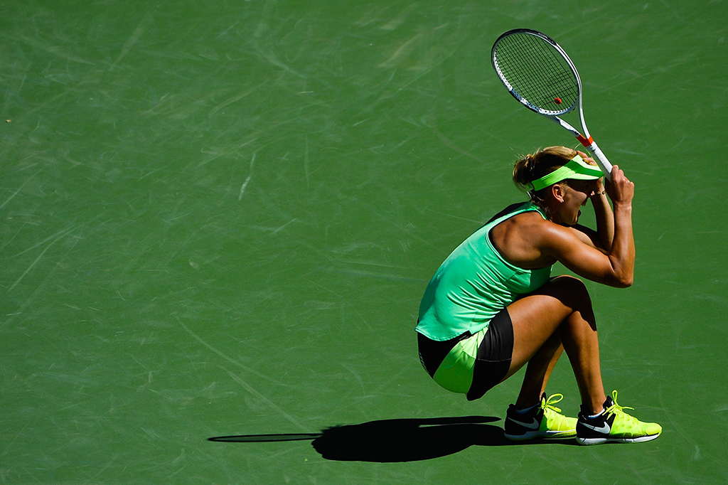 Namun setelah bertarung lebih dari tiga jam, Vesnina akhirnya meraih kemenangan dengan skor 6-7(6-8), 7-5, 6-4. AFP/Alex Goodlett