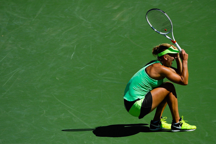Namun setelah bertarung lebih dari tiga jam, Vesnina akhirnya meraih kemenangan dengan skor 6-7(6-8), 7-5, 6-4. AFP/Alex Goodlett