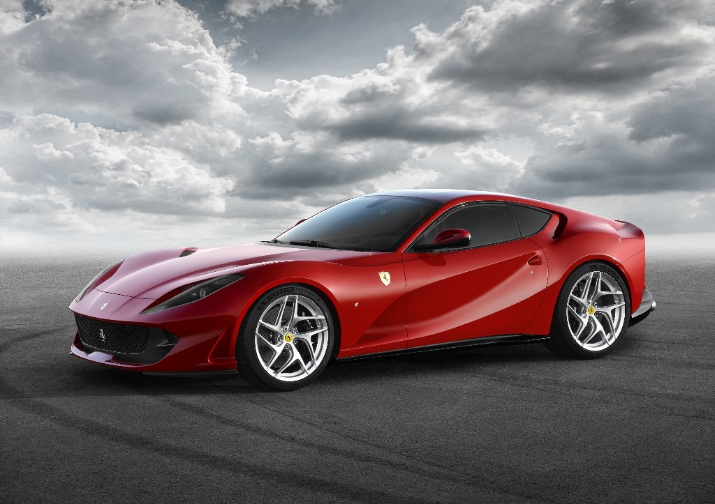 Berbeda dengan mayoritas kakak-kakaknya, model terbaru dari Ferrari ini mengusung mesin V12 di bagian depan. Desain khas Ferrari membuat 812 Superfast mudah dikenali namun penuh detail sebagai pembeda dibanding sport coupe lainnya. Ferrari/architecturaldigest.com