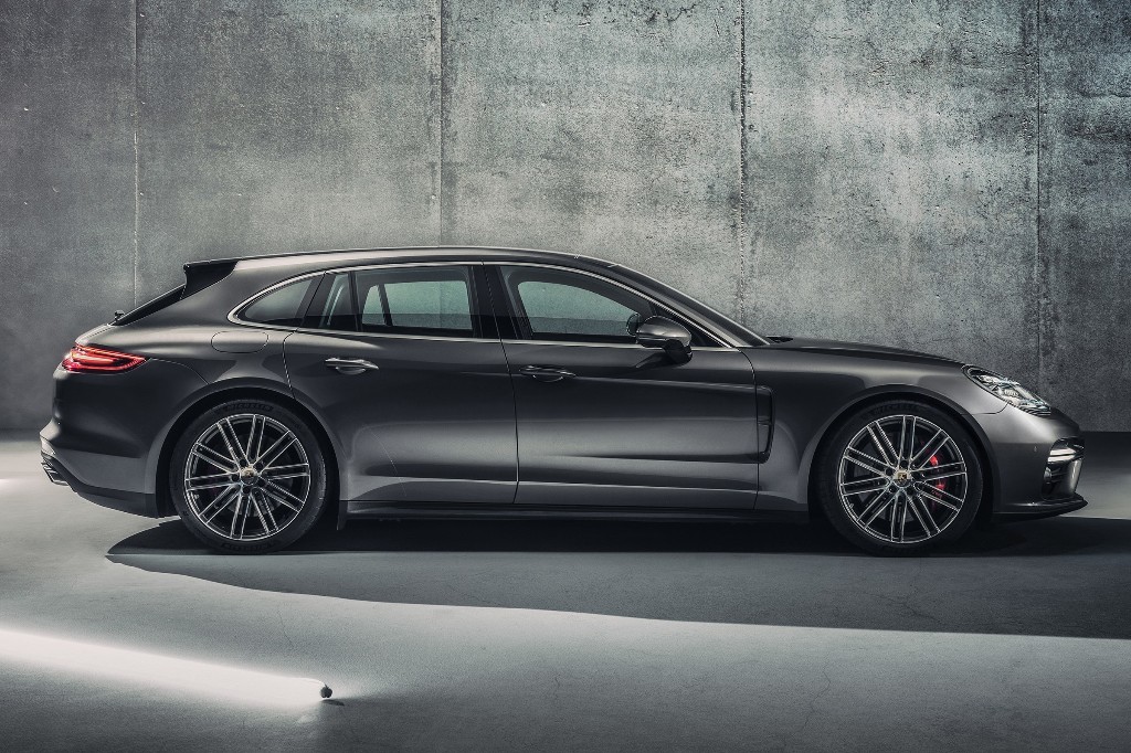 Porsche menyodorkan edisi face lift untuk station wagon andalannya, Panamera Sport Turismo. Mengusung mesin V8 bertenaga 550 daya kuda, menjadikannya station wagon terkencang yang ada di pasaran saat ini. Porsche/architecturaldigest.com