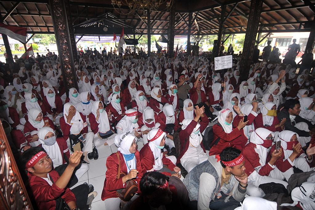 Sejumlah mahasiswa Akademi Perawat (Akper) berunjuk rasa di Balaikota Tegal, Jawa Tengah, Senin (20/3/2017). 