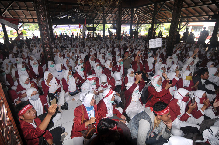 Sejumlah mahasiswa Akademi Perawat (Akper) berunjuk rasa di Balaikota Tegal, Jawa Tengah, Senin (20/3/2017). 