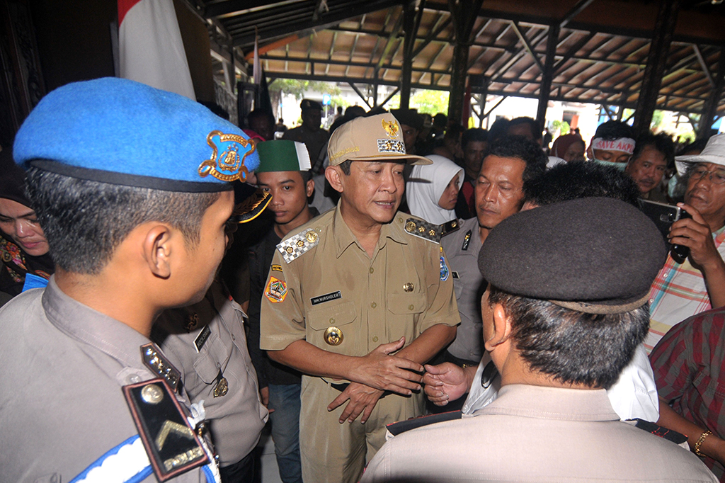 Wakil Wali Kota Tegal Nursoleh (tengah) berdebat dengan anggota kepolisian yang mengamankan aksi mahasiswa Akademi Perawat (Akper) di Balaikota Tegal, Jawa Tengah.