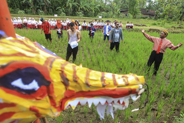 Bersyair di Tengah Sawah