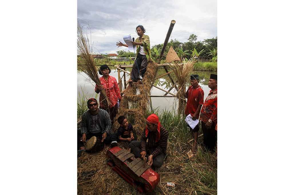 Bersyair di Tengah Sawah