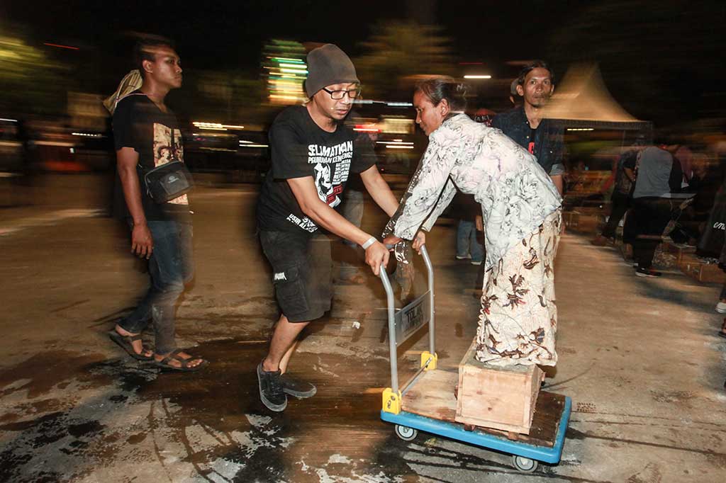 Petani Kendeng dibawa menggunakan troli usai bertemu Kepala Staf Presiden Teten Masduki di Kompleks Istana Kepresidenan di depan Istana Merdeka, Jakarta, Senin (20/3/2017).