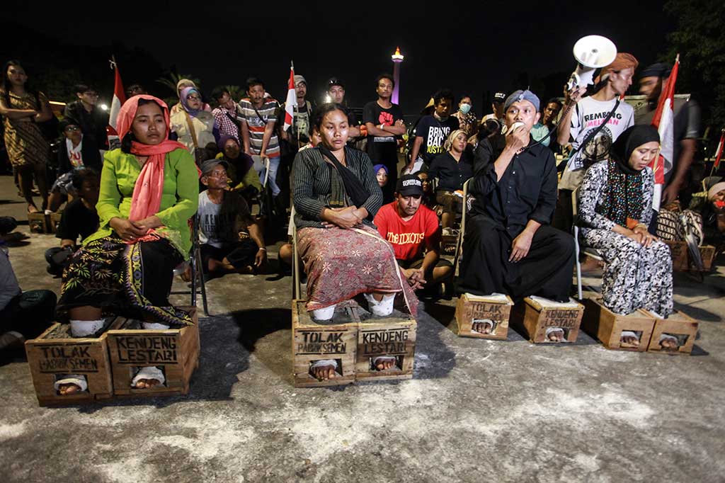 Sejumlah petani Kendeng memberikan keterangan kepada awak media hasil pertemuan dengan Kepala Staf Presiden Teten Masduki.