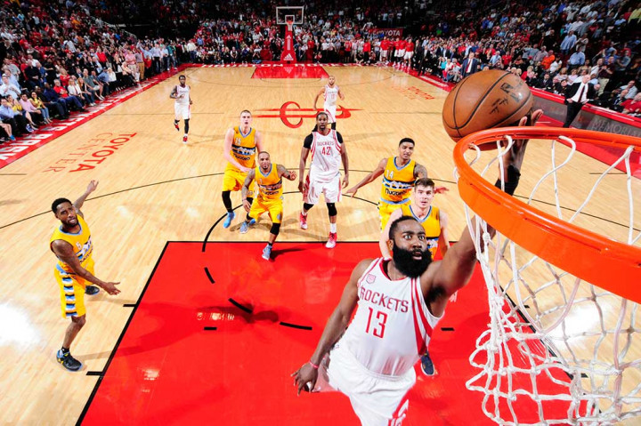 James Harden melakukan layup saat waktu tersisa 2,4 detik untuk membawa Houston Rockets mengalahkan Denver Nuggets 125-124, Selasa (21/3/2017) WIB.