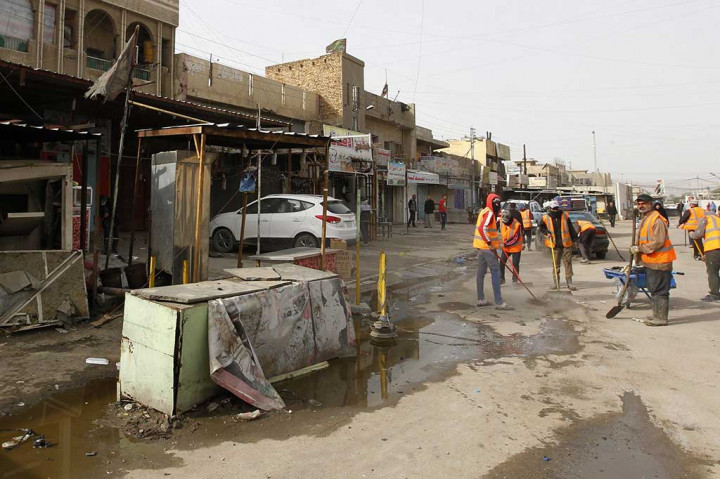 Warga membersihkan puing-puing pasca-serangan bom mobil di kawasan bisnis Hay al-Amel, barat Ibu Kota Irak, Baghdad, Selasa (21/3/2017).