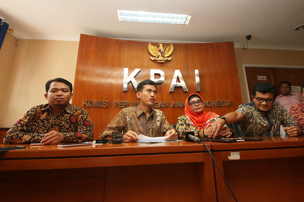 Ketua KPAI Asrorun Niam (kedua kiri) bersama Wakil KPAI Susanto (kiri), Perwakilan Kemensos Puji Astuti (kedua kanan), dan Kepala Bidang Pemenuhan Hak Anak LPA Indonesia, Reza Indragiri Amriel (kanan) memberikan keterangan atas penanganan kasus cyber pornografi di Facebook.