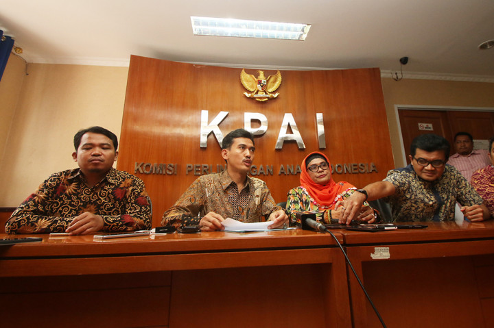 Ketua KPAI Asrorun Niam (kedua kiri) bersama Wakil KPAI Susanto (kiri), Perwakilan Kemensos Puji Astuti (kedua kanan), dan Kepala Bidang Pemenuhan Hak Anak LPA Indonesia, Reza Indragiri Amriel (kanan) memberikan keterangan atas penanganan kasus cyber pornografi di Facebook.