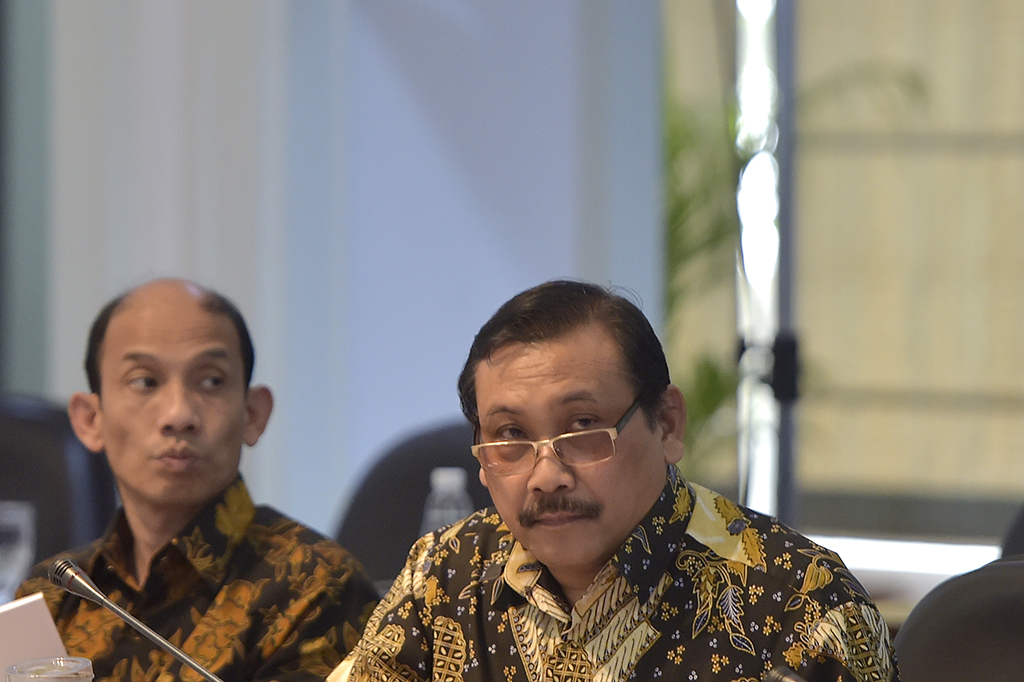 Kepala Badan Standardisasi Nasional (BSN) Bambang Prasetya (kanan) dan Wakil Menteri Energi dan Sumber Daya Mineral (ESDM) Arcandra Tahar mengikuti rapat terbatas mengenai perlindungan konsumen di Kantor Presiden, Jakarta.