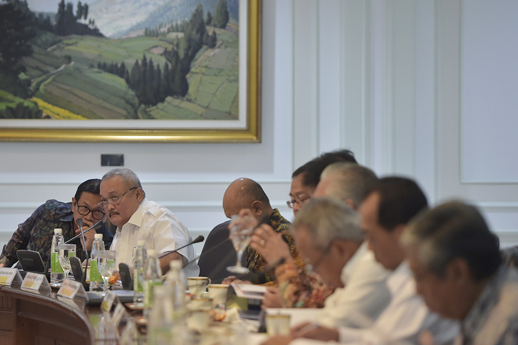 Gubernur Sumatera Selatan Alex Noerdin (kedua kiri) mengikuti rapat terbatas di Kantor Presiden Jakarta.