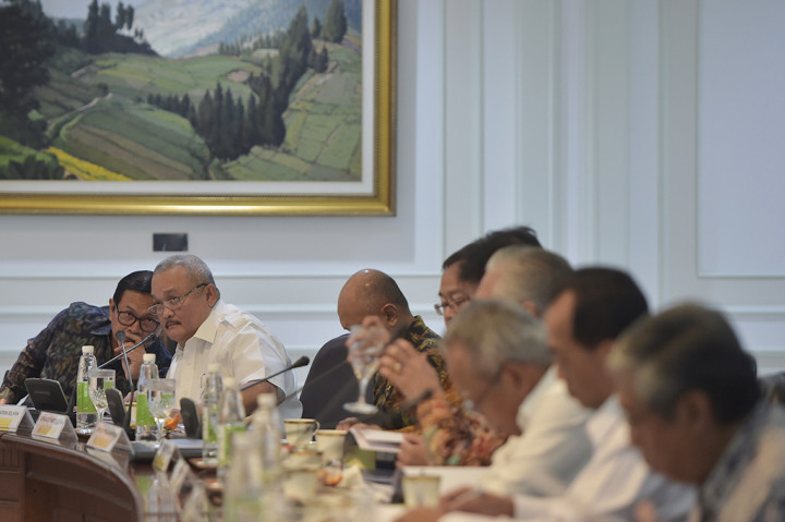 Gubernur Sumatera Selatan Alex Noerdin (kedua kiri) mengikuti rapat terbatas di Kantor Presiden Jakarta.