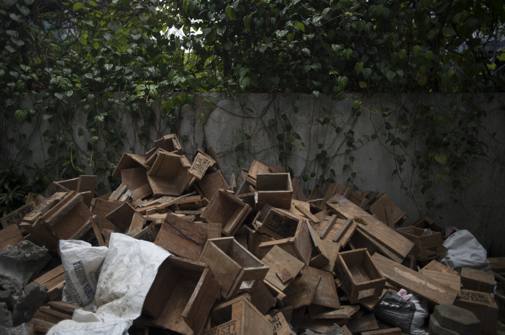 Tumpukan bekas cetakan cor semen yang petani Kendeng pakai untuk memasung kakinya. Cetakan dibongkar karena pengunjuk rasa kembali ke Kendeng, Jawa Tengah. Antara Foto/Rosa Panggabean