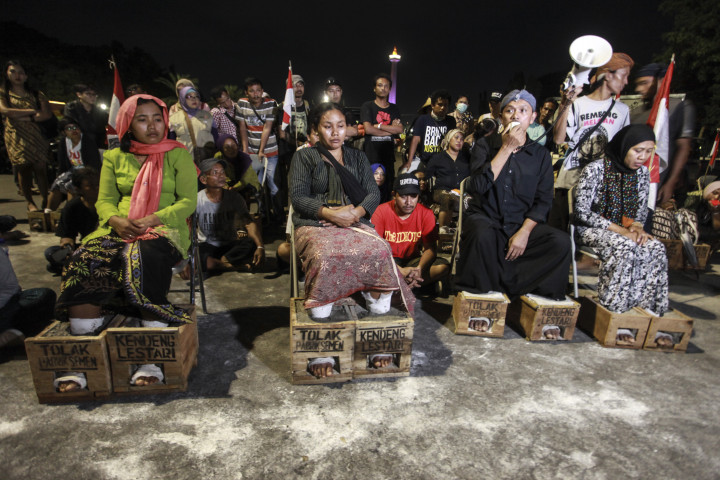 Pengunjukrasa menyampaikan hasil dialognya dengan Kepala Staf Kepresidenan Teten Masduki, Senin (20/3/2017) malam. Mereka menolak semua mekanisme penyelesaian yang isinya cuma menunda pembangunan pabrik semen. Antara Foto/Muhammad Adimaja