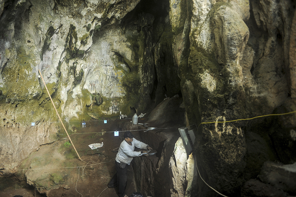 Arkeolog melakukan proses eskavasi manusia purba di Situs Purbakala Gua Pawon, Kabupaten Bandung Barat , Jawa Barat, Selasa (21/3/2017).