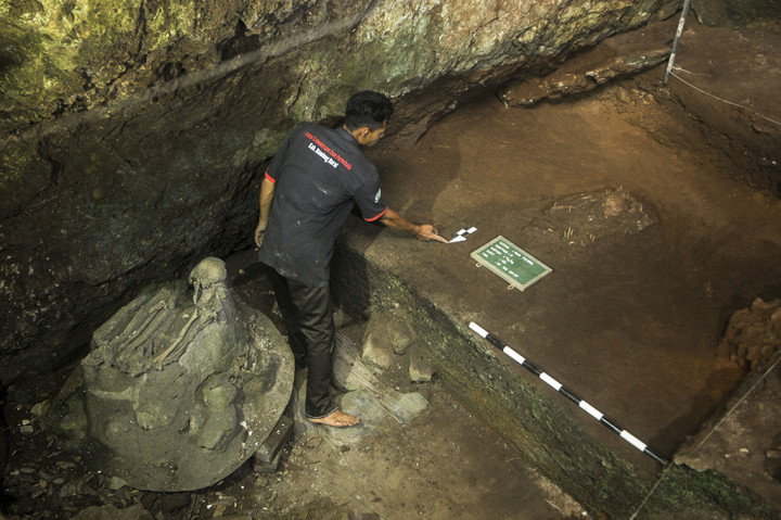 Arkeolog menandai lokasi hasil temuan eskavasi manusia purba di Situs Purbakala Gua Pawon, Kabupaten Bandung Barat , Jawa Barat.