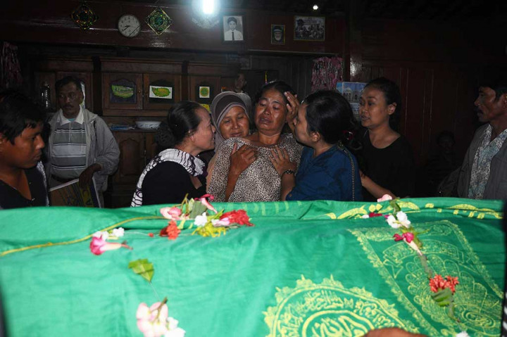 Kerabat menangis di dekat peti jenazah aktivis lingkungan Patmi saat akan dimakamkan di Desa Larangan, Tambakromo, Pati, Jawa Tengah, Selasa (21/3/2017) malam. 