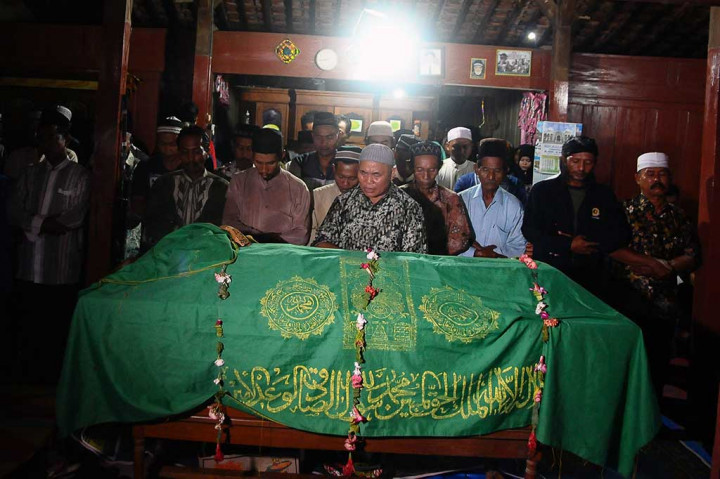 Warga mensalatkan jenazah aktivis lingkungan Patmi sebelum dimakamkan.