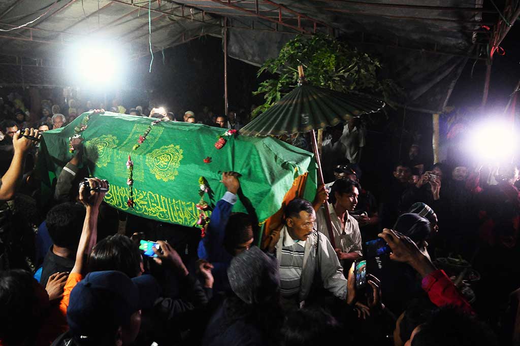 Kerabat menggotong peti jenazah aktivis lingkungan Patmi saat akan dimakamkan.