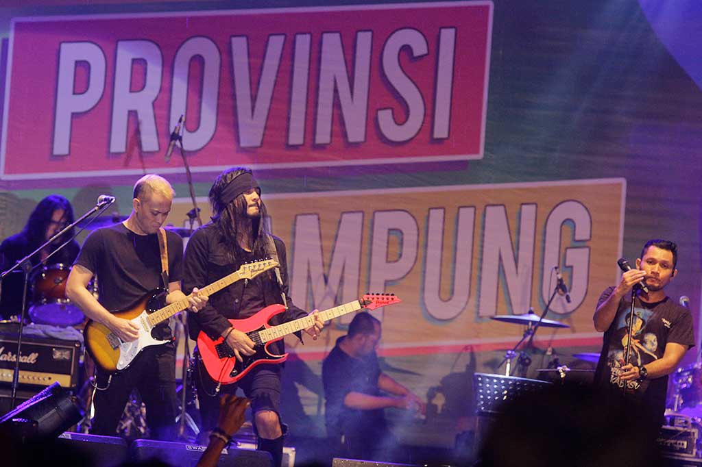 Kelompok musik Andra & The Backbone tampil dalam acara Malam Syukuran dan Pesta Rakyat HUT ke-53 Provinsi Lampung di Lapangan Saburai Bandar Lampung, Lampung, Selasa (21/3/2017) malam.