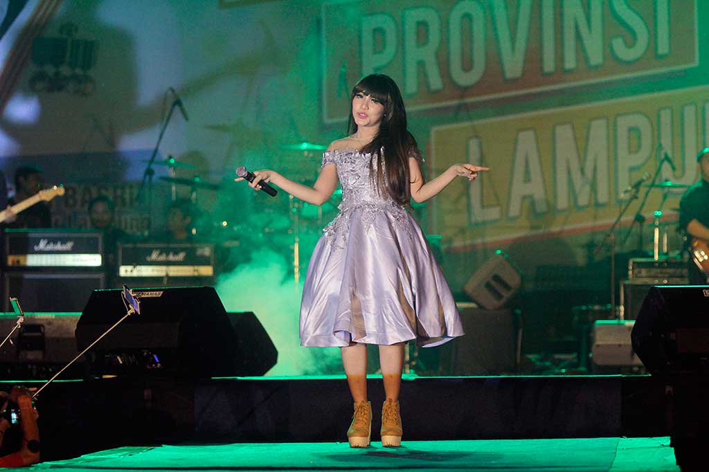 Pedangdut Via Vallen tampil menghibur penonton dalam acara Malam Syukuran dan Pesta Rakyat HUT ke-53 Provinsi Lampung.