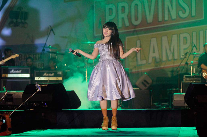 Pedangdut Via Vallen tampil menghibur penonton dalam acara Malam Syukuran dan Pesta Rakyat HUT ke-53 Provinsi Lampung.