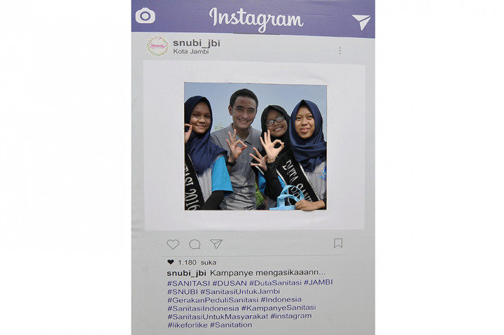 Selain itu, Gubernur Jambi Zumi Zola pun ikut memperingati Hari Air Sedunia. Zola berfoto bersama Duta Sanitasi Daerah di tepi Sungai Tembuku, Kasang, Jambi.