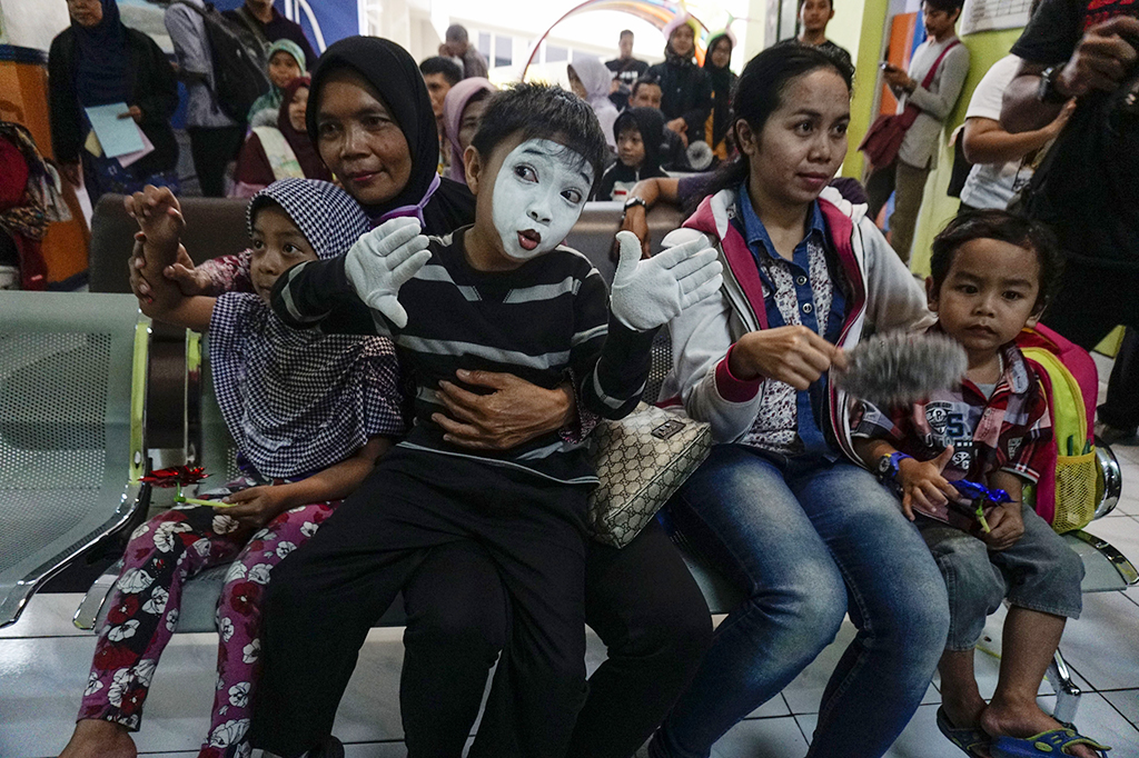 Seniman pantomim berfoto bersama pasien di RSUP Sardjito, DI Yogyakarta. Hari Pamtomim Sedunia dirayakan setiap tanggal 22 Maret yang merupakan hari kelahiran Maestro Pantomim, Marcel Marceu.