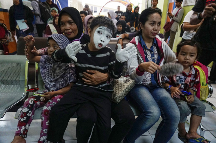 Seniman pantomim berfoto bersama pasien di RSUP Sardjito, DI Yogyakarta. Hari Pamtomim Sedunia dirayakan setiap tanggal 22 Maret yang merupakan hari kelahiran Maestro Pantomim, Marcel Marceu.