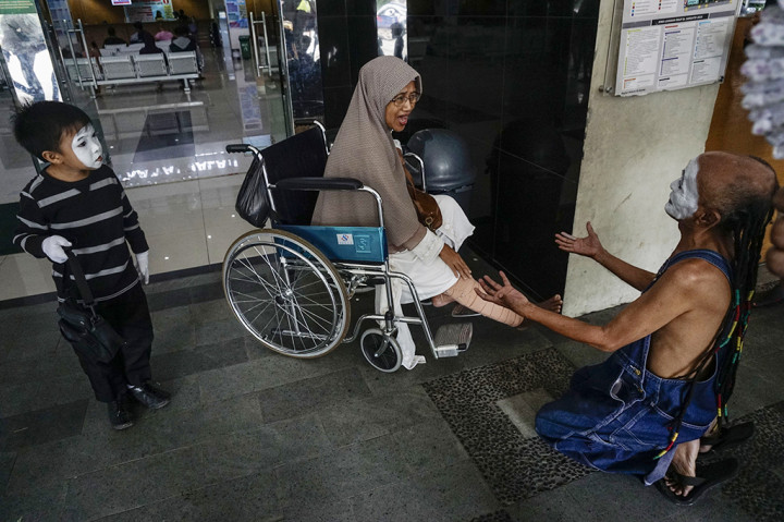 Seniman pantomim menghibur pasien di RSUP Sardjito, DI Yogyakarta.