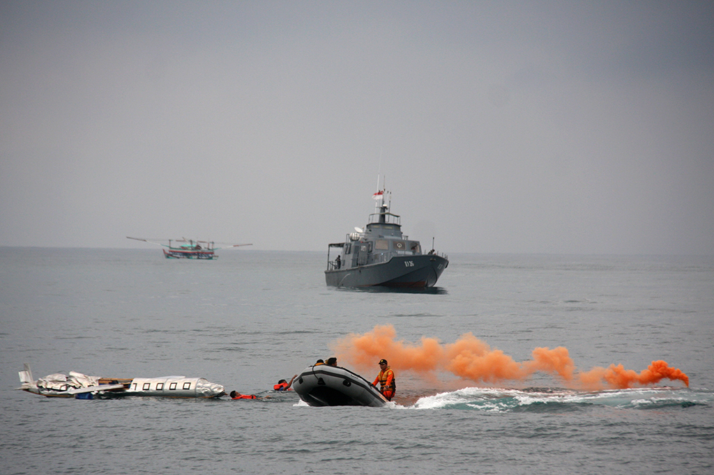 Personel Basarnas melakukan evakuasi menggunakan perahu karet di lokasi jatuhnya pesawat Dirgantara Air saat simulasi di perairan Malahayati, Krueng raya, Kabupaten Aceh Besar, Aceh.